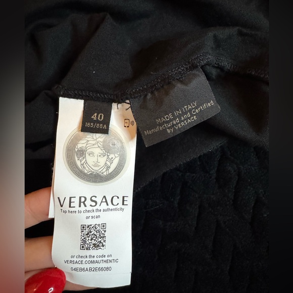 Iconic t-shirt! Its Versace not Versachee - Picture 5 of 5